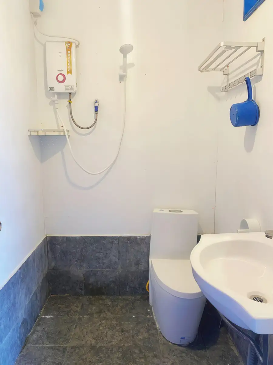 Clean en-suite bathroom in the Deluxe Double Room at Amina Holidays Mabul Island